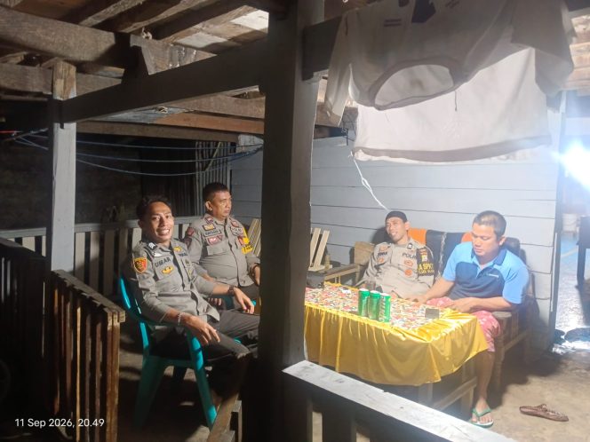 
 Sambangi, Warga Binaan, Bhabinkamtibmas, Polsek Ulaweng, Perkuat Kemitraan, dengan Masyarakat,