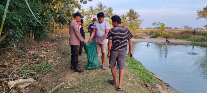 
 Bhabinkamtibmas Aipda A. Sudirman Jalin Kedekatan dengan Masyarakat Melalui Kegiatan Menjala Ikan di Tambak