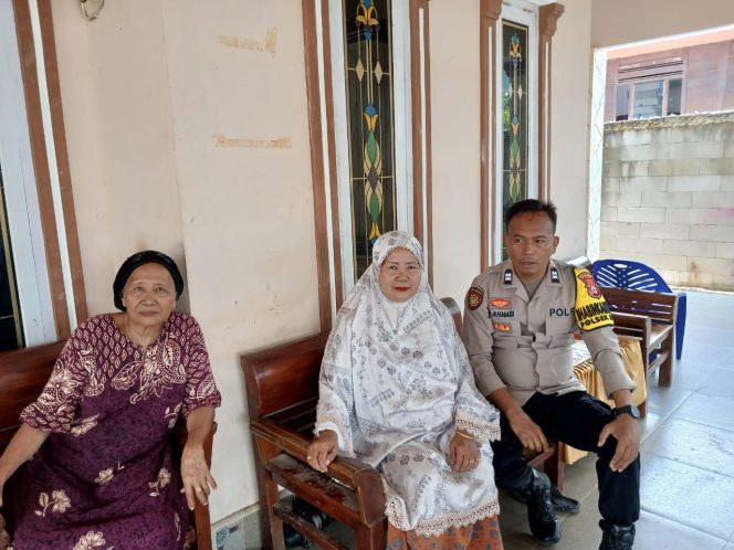
 Bhabinkamtibmas Aiptu A. Ahmadi Laksanakan DDS, Pererat Silaturahmi dengan Masyarakat