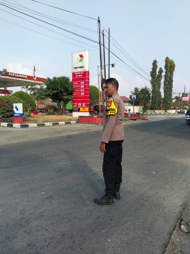 
 Anggota Piket Jaga Polsek Mare Laksanakan Pengaturan Lalu Lintas di Depan SPBU Karella Mare