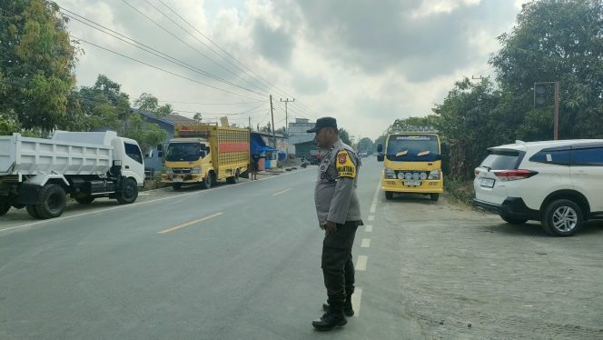 
 Atasi, Kepadatan, Antrean BBM, Personel, Polsek Ulaweng, Lakukan, Pengamanan, dan Pengaturan, Lalu Lintas,