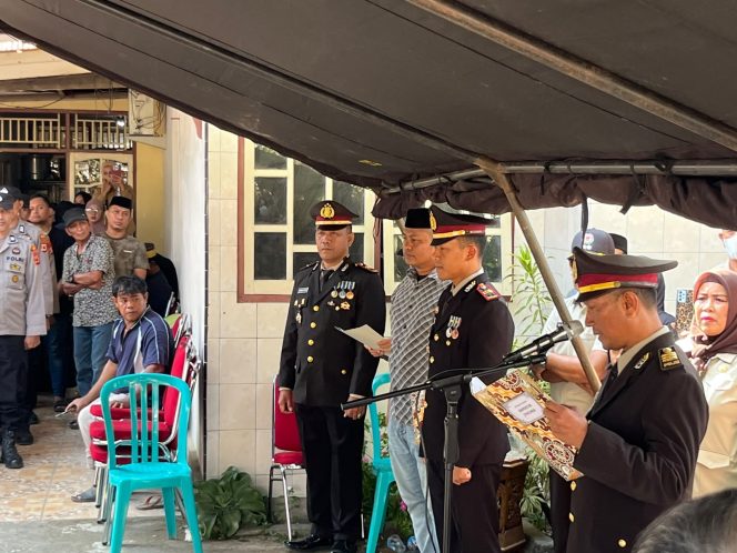 
 Bentuk Kepedulian, Kapolsek Ulaweng, Bersama Anggota, Melayat dan Mengantar, Jenazah, Purn. IPTU H. Mashud, ke Pemakaman,