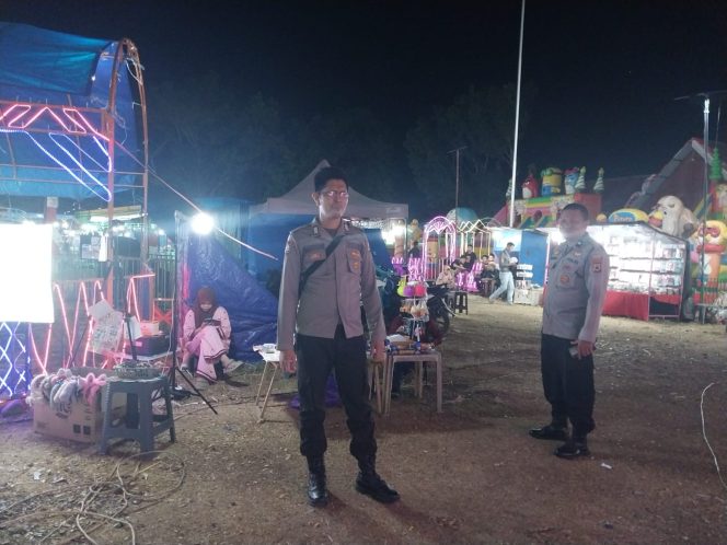 
 Piket Jaga Polsek Mare Laksanakan Pengamanan Pasar Malam di Lapangan Merdeka Alun-Alun Mare