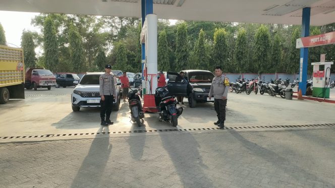 
 Personil, Polsek Ulaweng, Aipda Sumardi, Bersama, Brigpol Rasman, Tingkatkan, Pengamanan, dan Pengaturan, Lalu Lintas, di Tengah Antrean BBM, di SPBU Akae,