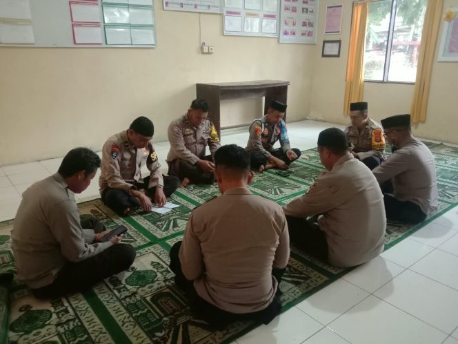 
 Kamis Pagi, Penuh Khidmat, Kapolsek Ulaweng, IPTU Syamsul Bahri, Pimpin Yasinan, Bersama Anggota,