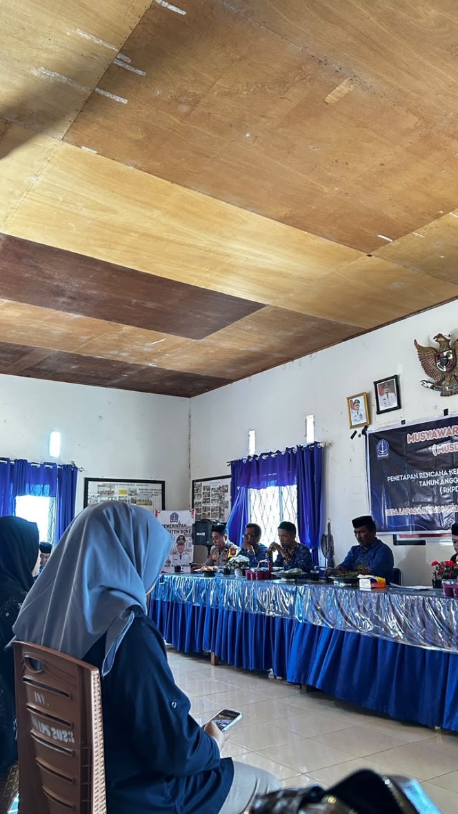 
 Bhabinkamtibmas Aipda Surya Sukma Hadiri Musdes Penetapan RKPDes Tahun 2027 di Desa Lapasa