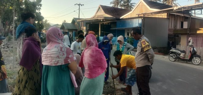 
 Peduli Kebutuhan Warga, Bhabinkamtibmas, Polsek Ulaweng, Desa Jompie, Aiptu Mukhsin, Bersama Masyarakat, Perbaiki, Pipa Saluran Air Bersih, di Tengah, Musim Kemarau,