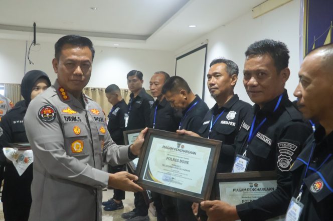 
 Kabid Humas Polda Sulsel Berikan Penghargaan kepada Jajaran Berprestasi dalam Rakernis T.A. 2026