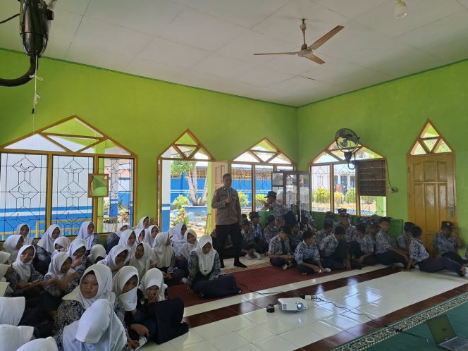 
 Kanit Binmas Polsek Cina Sosialisasikan Penerimaan Siswa Baru SMA Taruna Kemala Bhayangkara di SMPN 2 Cina