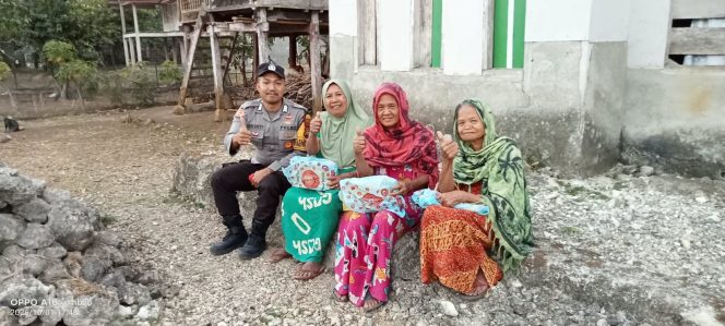 
 Jalin Kedekatan dengan Warga Binaan, Bhabinkamtibmas Polsek Cina Sambangi Warga Sambil Berbagi