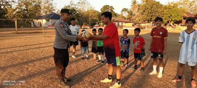 
 Peduli Generasi Muda, Bhabinkamtibmas Polsek Cina Berikan Motivasi kepada Anak-Anak yang Berlatih Sepak Bola