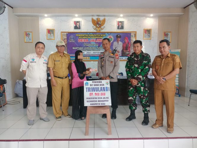 
 ‎Kapolsek Awangpone Penyaluran BLT di Desa Jaling