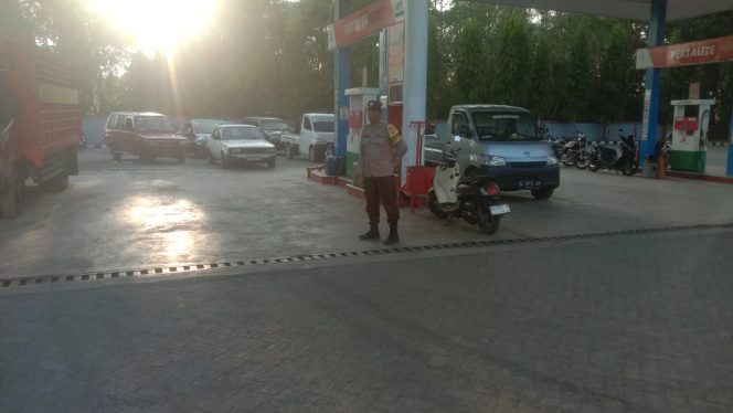 
 Jaga, Ketertiban, Antrean BBM, Aiptu Mukhsin, Hadir, di SPBU Akae, Sejak Pagi Hari,