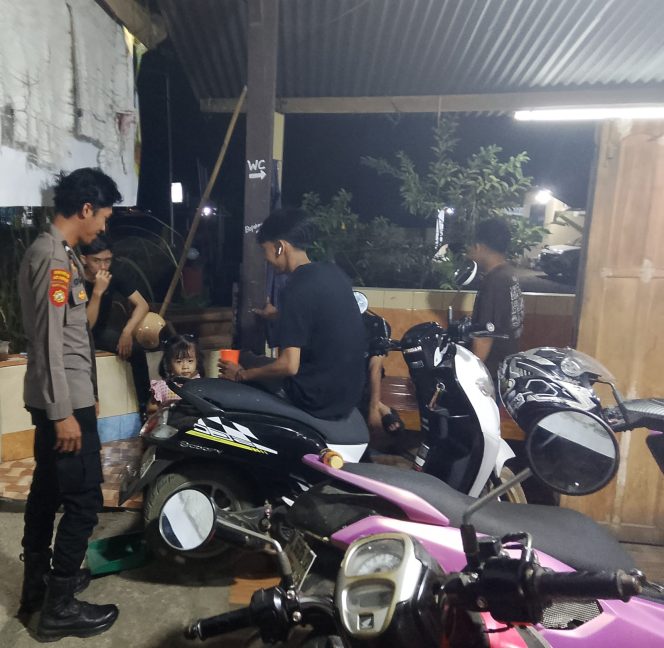 
 Polsek Cina Polres Bone Intensifkan Patroli Malam, Pantau Warga yang Berkumpul dan Sampaikan Imbauan Kamtibmas