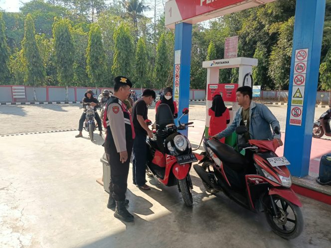 
 Polsek Ulaweng, Pastikan, Pengisian BBM, di SPBU Akae, Berjalan Aman, Lancar, dan Tertib,