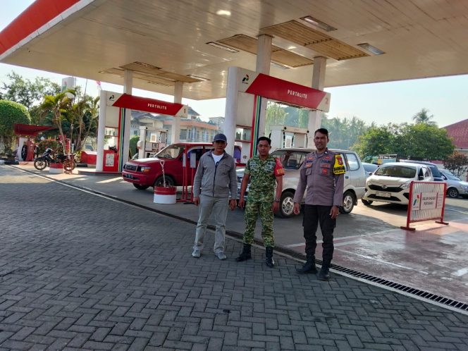 
 Tim Satgas Gabungan Pantau Pengisian BBM di SPBU Karella Mare