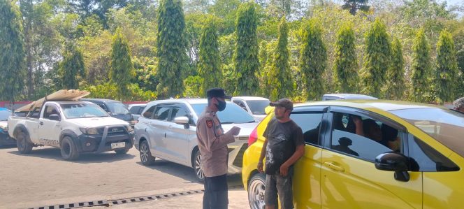 
 KSPKT 3, AIPTU IRWAN. SH, Berbincang, dengan Sopir, di Tengah Antrean, Pengisian Pertalite, di SPBU, Akae,
