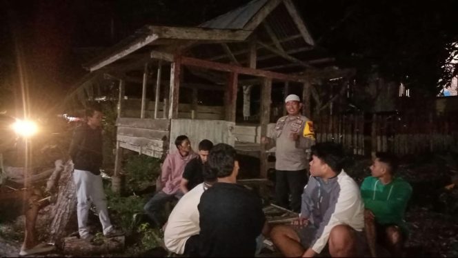 
 Jaga Kamtibmas, Tetap Kondusif, Bhabinkamtibmas, Polsek Ulaweng, Sambangi, Anak Muda, di Dusun Nengo,