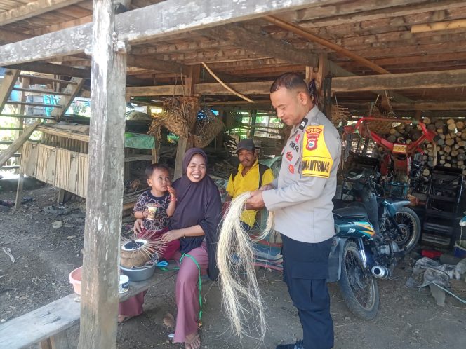 
 ‎Bhabinkamtibmas Polsek Awangpone Sambangi Warga Binaan di Desa Unra