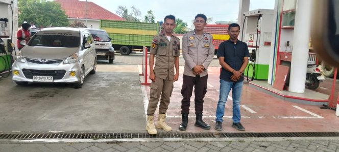 
 Personil Polsek Mare Amankan Antrean Kendaraan di SPBU Karella Mare
