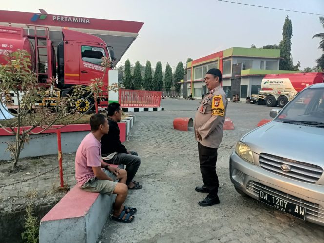 
 Sambangi Sopir, di Tengah, Antrean BBM, Aiptu Mustamin, Jalin Komunikasi, dengan Pengemudi, di SPBU Akae,
