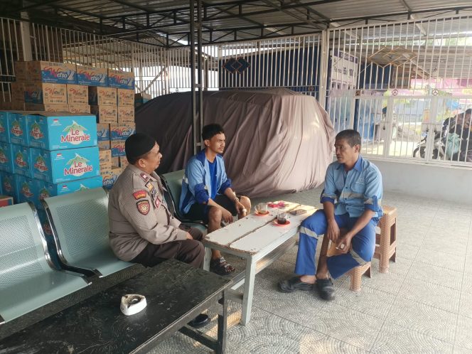 
 Pererat Silaturahmi, Aiptu Mustamin, Hampiri Sopir, Pengangkut BBM, di SPBU Akae,