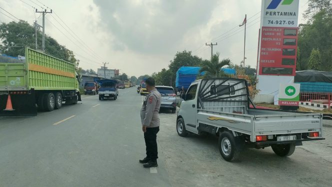 
 Antisipasi, Kepadatan Kendaraan, Personel, Polsek Ulaweng, Aipda Sumardi, Bersama Brigpol Rasman, Lakukan Pengamanan, dan Pengaturan Lalu Lintas, di SPBU Akae,