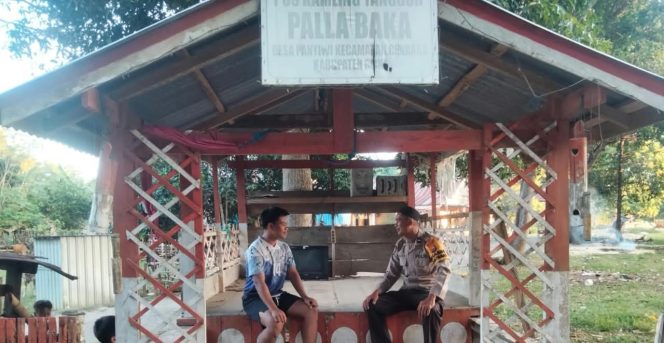 
 ‎Kunjungi Warga Di Pos Satkamling, Bhabinkamtibmas Polsek Cenrana Ajak Warga Jaga Kamtibmas