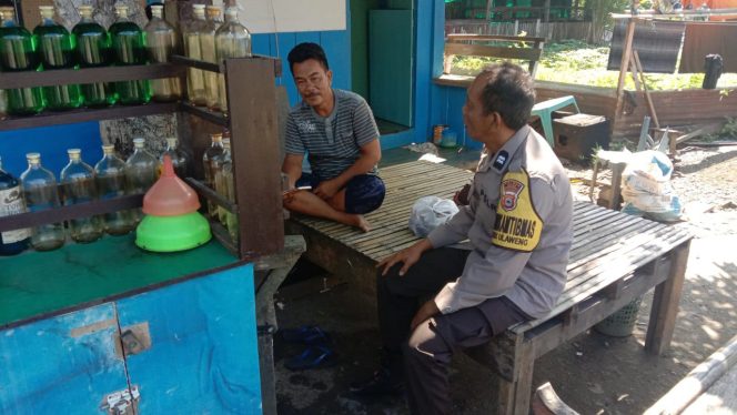 
 Pererat Silaturahmi, dengan Warga, Bhabinkamtibmas, Aiptu Mukhsin, Sambangi, Penjual, Pertalite Eceran, di Cani Sirenreng,