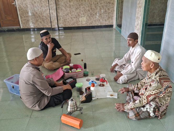 
 Kanit Binmas Polsek Cina Ngopi Bareng Jamaah Masjid Ma’mur Pabrik Gula Arasoe, Sampaikan Pesan Kamtibmas