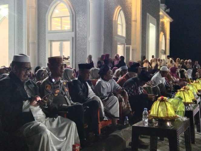 
 Kapolsek Ajangale Hadiri Peringatan Maulid Nabi di Masjid Al-Basyir
