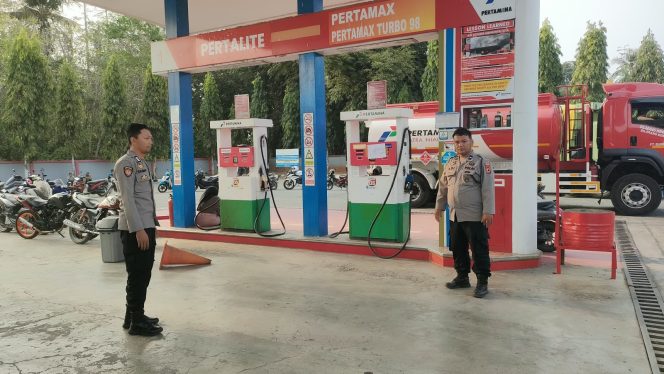
 Jaga Kamtibmas, dan Kamseltibcarlantas, Polsek Ulaweng, Turunkan Personel, di SPBU Akae,
