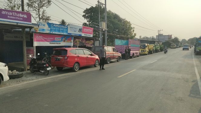 
 Antisipasi Kemacetan, di Tengah, Padatnya, Antrean, Pengisian BBM, Personel, Polsek Ulaweng, Lakukan Pengaturan, Lalu Lintas, di SPBU, Akae,