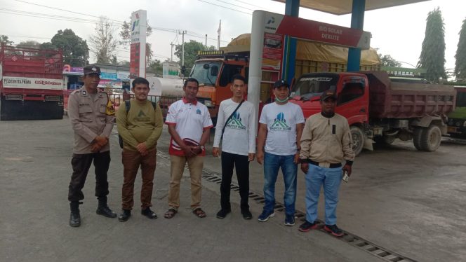 
 Sinergitas, Polsek Ulaweng, dan Pemda Bone, Pantau, Penyaluran BBM, di Tengah, Antrean Panjang,