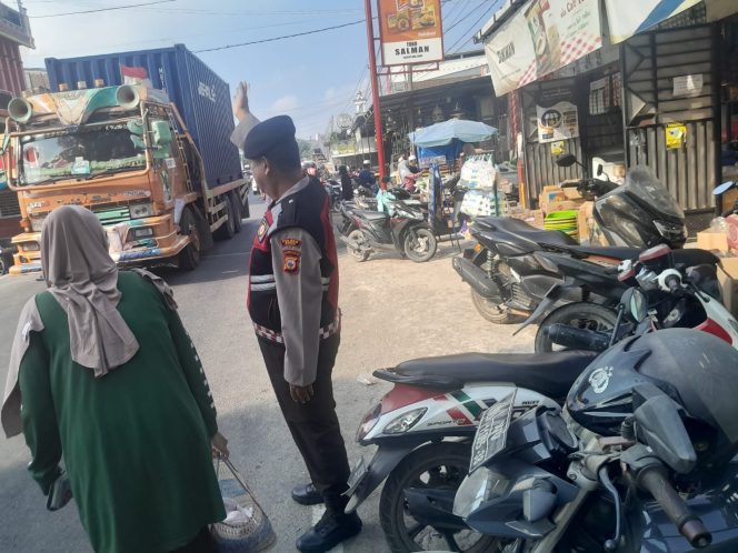 
 Wujudkan Kamseltibcarlantas, Kanit Samapta, Polsek Ulaweng, Atur Arus Lalu Lintas, di Pasar Tacipi,