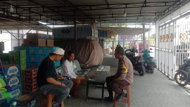 
 Perkuat Kedekatan, dengan Warga, Aiptu Mukhsin, Sambangi Sopir, yang Menunggu, Antrean BBM, di SPBU Akae,