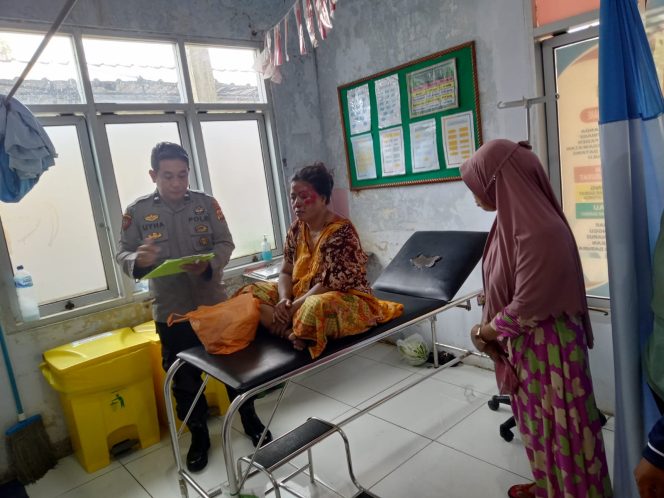
 Piket Jaga Polsek Mare Bantu Korban Laka Lantas di Jalan Mario