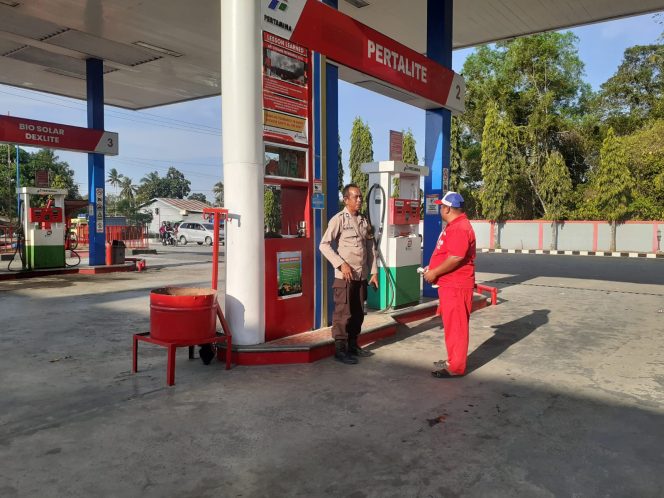 
 Pantau Kondisi, SPBU Akae, Aiptu Mukhsin, Berdialog, dengan Operator, Saat, Stok BBM Habis,