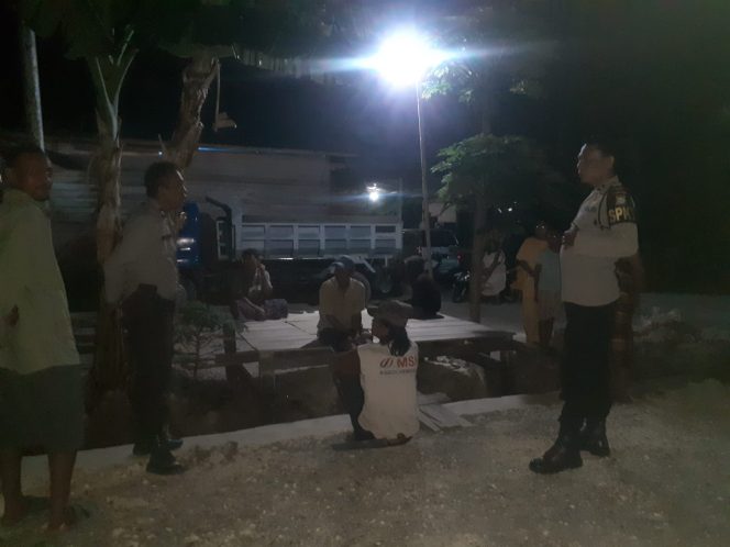 
 Patroli Biru, KSPKT 2, Polsek Ulaweng, Aiptu Mursalim, Sasar Minimarket, dan Sambangi Warga, di Malam Hari,