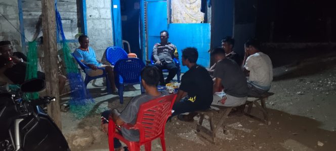 
 Bhabinkamtibmas Polsek Mare Sambangi Masyarakat di Desa Lakukang