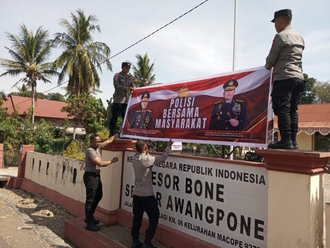 
 ‎Polsek Awangpone Pasang Spanduk Tagline Polisi Bersama Masyarakat  ‎