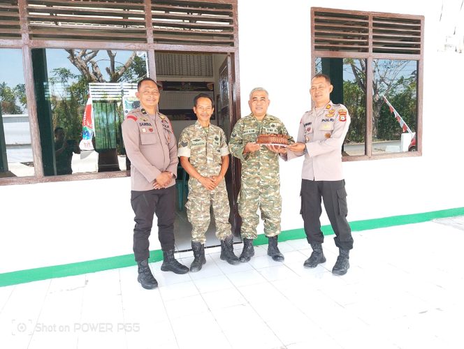 
 ‎Kapolsek Awangpone Berikan Ucapan Selamat HUT TNI ke-81 di Koramil Awangpone