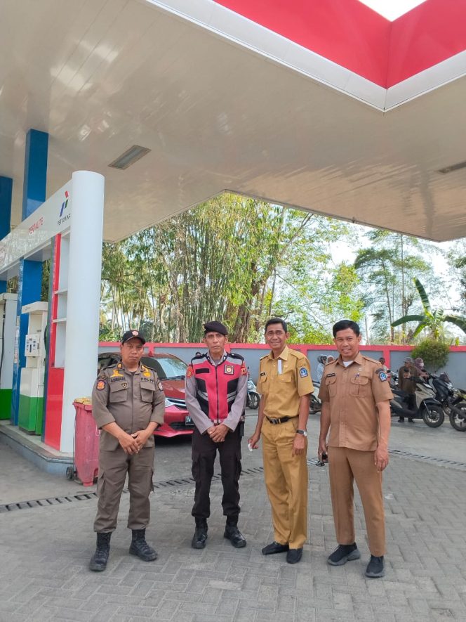 
 Kolaborasi Polri dan Satgas Pemkab Bone Atasi Antrean BBM, Polsek Cina Hadir Berikan Pelayanan Terbaik