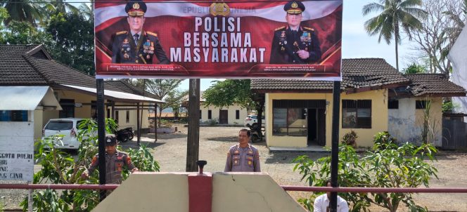 
 Polsek Cina Pasang Spanduk Slogan Kapolri “Polisi Bersama Masyarakat”