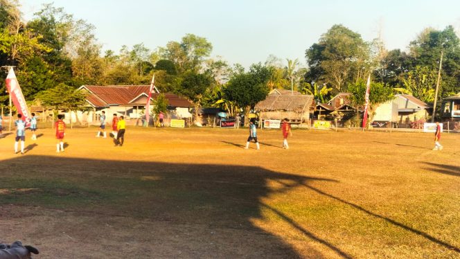 
 ‎Bhabinkamtibmas Amankan Pertandingan Mini Soccer Cup III di Desa Melle, Pastikan Kegiatan Berjalan Lancar