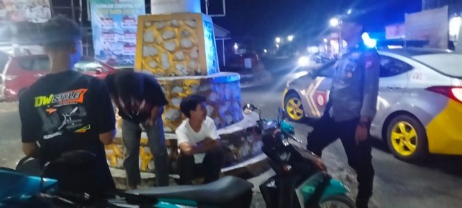 
 Patroli Biru, Personel, Polsek Ulaweng, Pantau, Aktivitas Pemuda, di Bundaran, Sangkae,