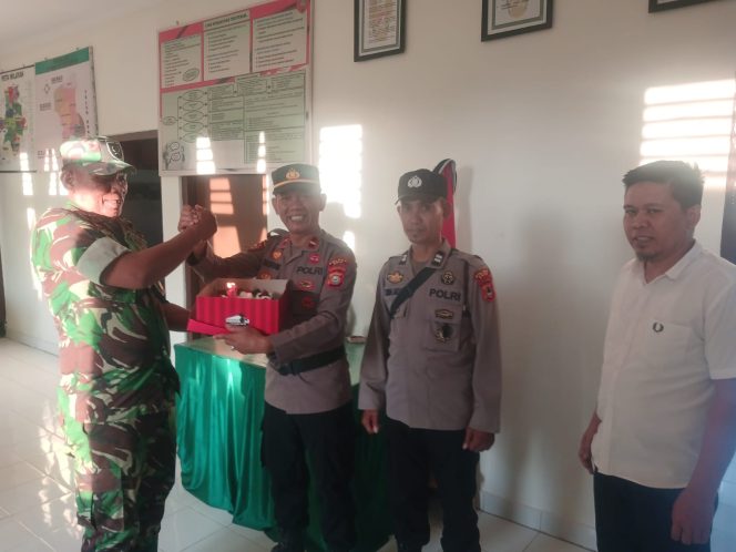 
 ‎Sampaikan Ucapan HUT TNI ke-81, Personel Polsek Cenrana Kunjungi Koramil 1407-03 Cenrana.