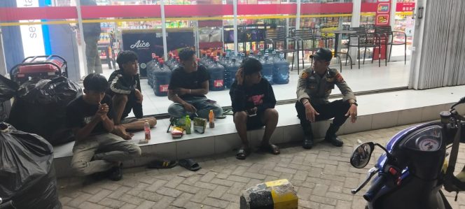 
 Ciptakan, Situasi Kondusif, Bhabinkamtibmas, Polsek Ulaweng, Brigpol Umar Rahman, Sambangi, Pemuda, yang Nongkrong,