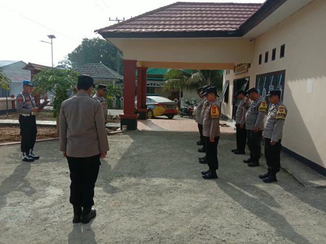 
 Teruskan Arahan, Kapolres Bone, Kapolsek Ulaweng, Tekankan, Pergantian, Foto Kapolri, dan Kapolda, yang Baru, di Mako,