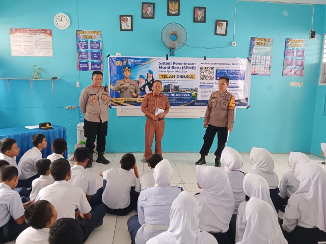 
 Kapolsek Ulaweng, Bersama Bhabinkamtibmas, Sosialisasikan, SPMB, Kemala Taruna Bhayangkara, di SMPN 1 Ulaweng,